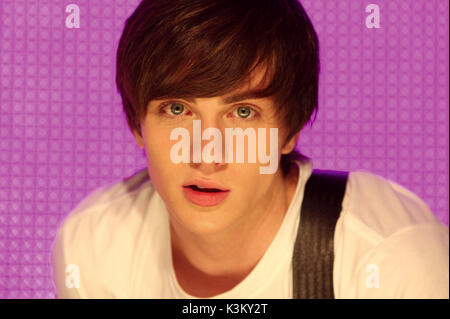 ANGUS, THONGS AND PERFECT SNOGGING AARON JOHNSON       Date: 2008 Stock Photo