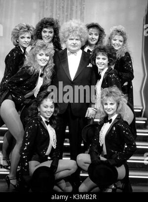 THE BENNY HILL SHOW [BR TV SERIES 1969 -1989]  BENNY HILL [centre]     Date: 1989 Stock Photo