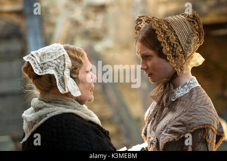JANE EYRE [BR / US 2011] [L-R] JUDI DENCH as Mrs Fairfax, MIA WASIKOWSKA as Jane Eyre     Date: 2011 Stock Photo
