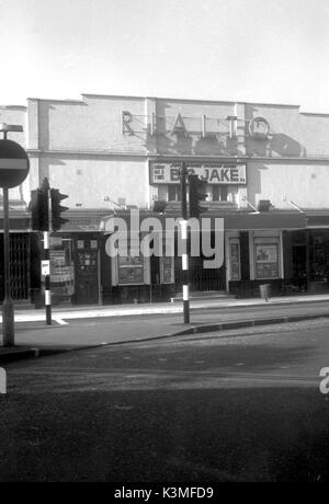 THE RIALTO CINEMA, RAYNES PARK  The cinema circa 1971, screening 'Big Jake' starring John Wayne Stock Photo