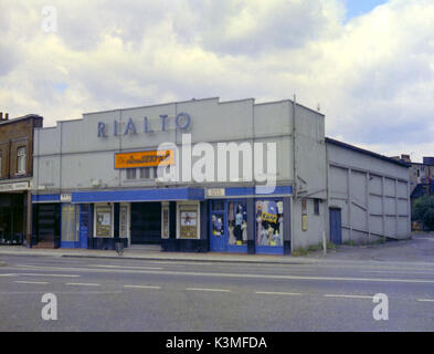 THE RIALTO CINEMA, RAYNES PARK  The cinema is screening 'Serpico', which was released in the UK in 1974 Stock Photo