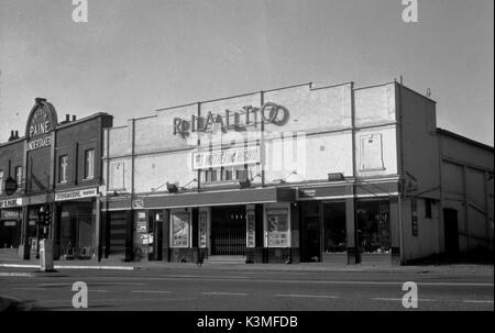 THE RIALTO CINEMA, RAYNES PARK  The cinema circa 1971, screening 'Wuthering Heights' with Timothy Dalton and Anna Calder-Marshall, and 'Villain' starring Richard Burton Stock Photo