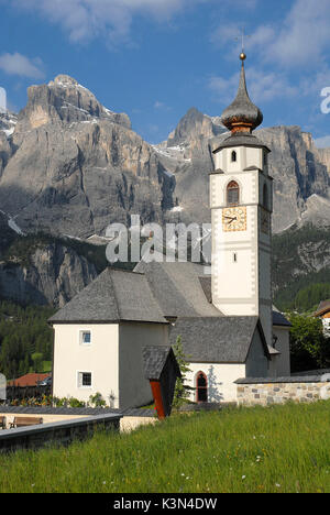 Colfosco, Dolomites, South Tyrol, Italy. The church San Vigilio in Colfosco with the Sella mountains Stock Photo