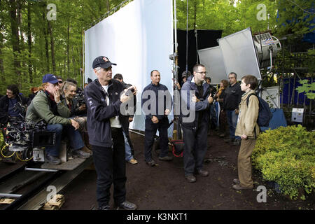 THE SPIDERWICK CHRONICLES [US 2008] SARAH BOLGER [second from left], Cinematographer CALEB DESCHANEL, Director MARK WATERS, FREDDIE HIGHMORE     Date: 2008 Stock Photo