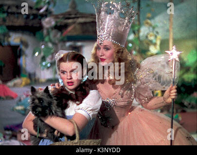 THE WIZARD OF OZ [US 1939] JUDY GARLAND as Dorothy, BILLIE BURKE as Glinda     Date: 1939 Stock Photo