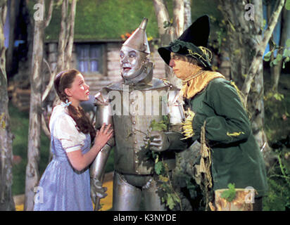THE WIZARD OF OZ [US 1939] JUDY GARLAND as Dorothy, JACK HALEY as the Tin Man, RAY BOLGER as the Scarecrow,     Date: 1939 Stock Photo