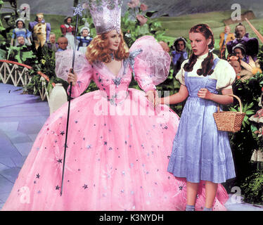 THE WIZARD OF OZ [US 1939] BILLIE BURKE as Glinda, JUDY GARLAND as Dorothy     Date: 1939 Stock Photo
