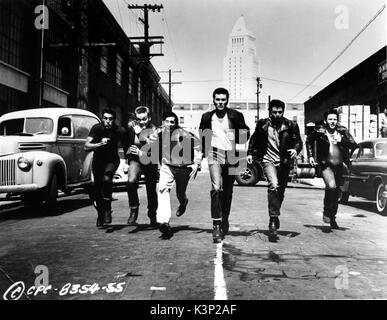 RUMBLE ON THE DOCKS [US 1956] JAMES DARREN [centre]     Date: 1956 Stock Photo