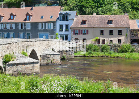 Scenic view of the 15th century medieval stone bridge, Pont Roby, over the Creuse River in Felletin, Creuse, Nouvelle-Aquitaine, France. Felletin, tog Stock Photo