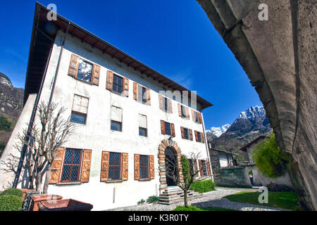 Pots made of Pietra Ollare with copper strapping with lid produced in  Prosto di Piuro in Valchiavenna and used to cook and preserve food,  Valtellina, Lombardy Italy Europe Stock Photo - Alamy