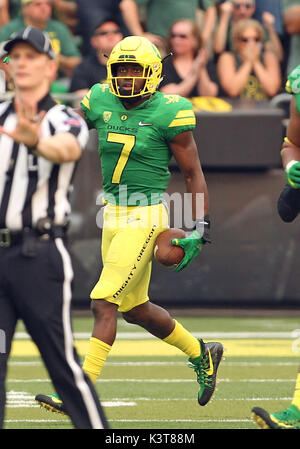 Autzen Stadium, Eugene, OR, USA. 02nd Sep, 2017. Oregon Ducks quarterback Justin  Herbert (10) looks for a receiver during the NCAA football game between the  Oregon Ducks and the Southern Utah Thunderbirds