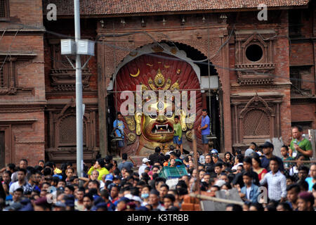 Kathmandu, Nepal. 03rd Sep, 2017. Nepalese devotees observing the erecting of long wooden Log (Yo: Shin) on the first day of Indra Jatra Festival at the premises of Basantapur Durbar Square, Kathmandu, Nepal on Sunday, September 03, 2017. The huge mask of Swet Bhairab is only open for a week during Indra Jatra festival. Devotees celebrated the god of rain 'Indra' for a week in Kathmandu. Credit: Narayan Maharjan/Pacific Press/Alamy Live News Stock Photo