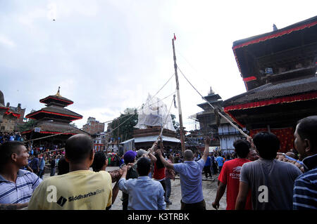 Kathmandu, Nepal. 03rd Sep, 2017. Nepalese devotees pulling rope to erecting the long wooden Log (Yo: Shin) on the first day of Indra Jatra Festival at the premises of Basantapur Durbar Square, Kathmandu, Nepal on Sunday, September 03, 2017. The huge mask of Swet Bhairab is only open for a week during Indra Jatra festival. Devotees celebrated the god of rain 'Indra' for a week in Kathmandu. Credit: Narayan Maharjan/Pacific Press/Alamy Live News Stock Photo