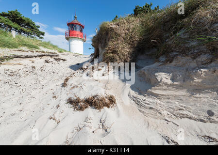 Der Leuchtturm Gellen hinter den Dünen am Strand der Insel Hiddensee, Mecklenburg-Vorpommern, Deutschland Stock Photo