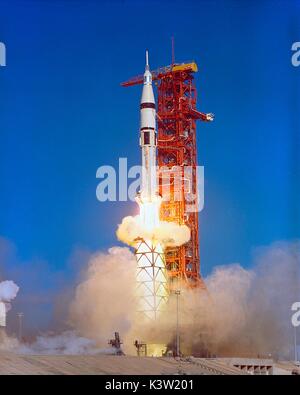 The NASA Skylab 4 mission Saturn IB launch vehicle lifts off from the Kennedy Space Center Launch Complex 39B November 16, 1973 in Merritt Island, Florida.   (photo by NASA via Planetpix) Stock Photo