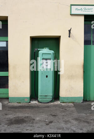 Vintage gas pump hi-res stock photography and images - Alamy