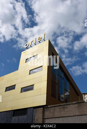 Oriel mostyn gallery rear elevation with fire rated curtain wall, gold anodized rainscreen cladding and horizontal windows in Llandudno north wales uk Stock Photo