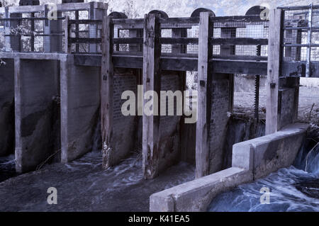 Infrared picture of the sluice gates on the River Tone at Firepool Lock in the centre of Taunton, Somerset Stock Photo