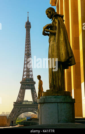 Eiffel Tower and statues at Trocadero Stock Photo