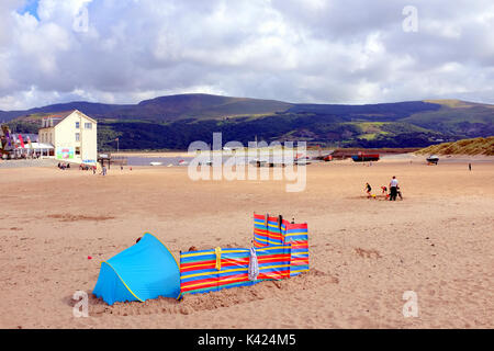 Barmouth, Wales, UK. August 05, 2017. Holidaymakers enjoying the harbor beach and sea at low tide at Barmouth In Wales. Stock Photo