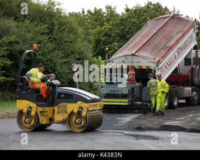Road resurfacing work being carried out on Fawley Road, Fawley, Hants. 18th August 2014 Stock Photo