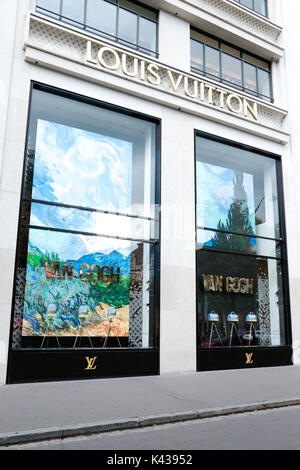Louis Vuitton Shop, Avenue Montaigne, Paris, France Stock Photo - Alamy