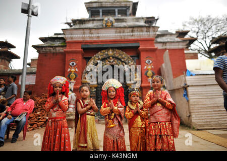 Kathmandu, Nepal. 04th Sep, 2017. Nepalese young girls impersonate as a Kumari or living Goddess participate during celebration of Kumari puja at Basantapur Durbar Square, Katmandu, Nepal on Monday, September 04, 2017. Altogether 108 young girls under the age of nine gathered for the Kumari puja, a tradition of worshiping, which believes doing puja save small girls from diseases and bad luck in future. Credit: Narayan Maharjan/Pacific Press/Alamy Live News Stock Photo