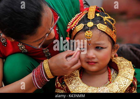 Kathmandu, Nepal. 04th Sep, 2017. A Nepalese mother cleans her daughter's face during celebration of Kumari puja at Basantapur Durbar Square, Katmandu, Nepal on Monday, September 04, 2017. Altogether 108 young girls under the age of nine gathered for the Kumari puja, a tradition of worshiping, which believes doing puja save small girls from diseases and bad luck in future. Credit: Narayan Maharjan/Pacific Press/Alamy Live News Stock Photo