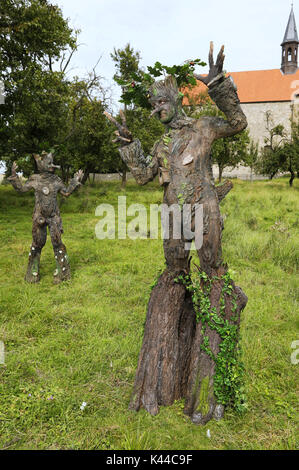 Wittenburg, Deutschland. 30th Aug, 2017. GEEK ART - Bodypainting meets SciFi, Fantasy and more: Fairytale photoshooting with model Maria and Enrico as tree-beings in the monastery garden of the monastery church Wittenburg on August 30, 2017 - A project of the photographer Tschiponnique Skupin and the bodypainter and transformaker Enrico Lein | Verwendung weltweit Credit: dpa/Alamy Live News Stock Photo