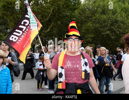 Stuttgart, Deutschland. 04th Sep, 2017. Deutscher Fan feiert. GES/ Fussball/ WM Qualifikation: Deutschland - Norwegen, 04.09.2017 Football/Soccer: WC qualification: Germany vs Norway, Stuttgart, September 4, 2017 | Verwendung weltweit Credit: dpa/Alamy Live News Stock Photo