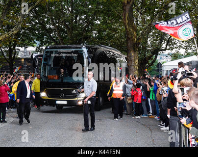 Stuttgart, Deutschland. 04th Sep, 2017. Ankunft des DFB-Mannschaftsbusses. GES/ Fussball/ WM Qualifikation: Deutschland - Norwegen, 04.09.2017 Football/Soccer: WC qualification: Germany vs Norway, Stuttgart, September 4, 2017 | Verwendung weltweit Credit: dpa/Alamy Live News Stock Photo