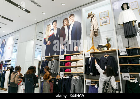 Tokyo, Japan. 5th Sept, 2017. Shoppers browse clothing of Uniqlo x Ines de La Fressange AW17 collection at Uniqlo store in Ginza on September 5, 2017, Tokyo, Japan. Japanese casual clothing chain Uniqlo and French fashion icon Ines de la Fressange are collaborating with a Fall/Winter 2017 collection which is being sold in selected Uniqlo stores from September 1st. Credit: Rodrigo Reyes Marin/AFLO/Alamy Live News Stock Photo