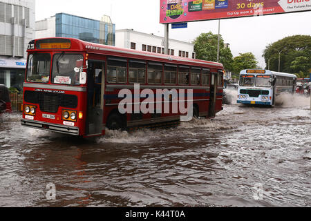 Colombo, Sri Lanka. 5th Sept, 2017. Sri Lankan commuters drive through heavy rain in Colombo on September 05, 2017. The Sri Lankan capital has been lashed by heavy rains causing major traffic jams throughout the city. Credit: Pradeep Dambarage/Alamy Live News Stock Photo