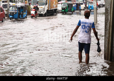 Colombo, Sri Lanka. 5th Sept, 2017. A man walk through floodwaters in Colombo Sri Lanka on September 05, 2017 Credit: Pradeep Dambarage/Alamy Live News Stock Photo