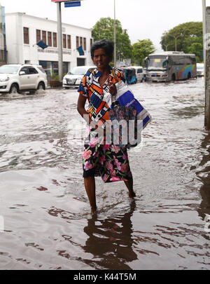 Colombo, Sri Lanka. 5th Sept, 2017. A woman walk through floodwaters in Colombo Sri Lanka on September 05, 2017 Credit: Pradeep Dambarage/Alamy Live News Stock Photo