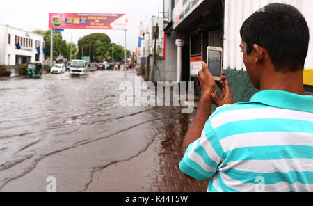 Colombo, Sri Lanka. 5th Sept, 2017. A man taking pictures of the Flood water in Colombo Sri Lanka.September 05.2017. Credit: Pradeep Dambarage/Alamy Live News Stock Photo