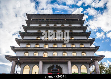 Canada, Ontario, Niagara Falls ,Ten Thousand Buddhas, Sarira Stupa, buddhist temple Stock Photo