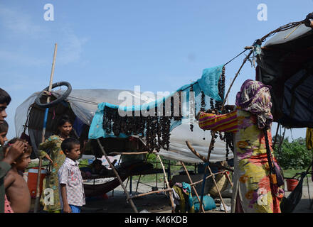 Lahore, Pakistan. 05th Sep, 2017. Gypsy family hang strips of salted meat collected from different places preserve for longer time to use during the Muslims Eid al-Adha or Festival of Sacrifice. Credit: Rana Sajid Hussain/Pacific Press/Alamy Live News Stock Photo