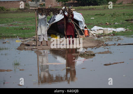 Lahore, Pakistan. 05th Sep, 2017. Gypsy family hang strips of salted meat collected from different places preserve for longer time to use during the Muslims Eid al-Adha or Festival of Sacrifice. Credit: Rana Sajid Hussain/Pacific Press/Alamy Live News Stock Photo