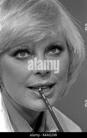 Deutsche Schauspielerin und Sängerin Elke Sommer zu Gast in der Musiksendung 'Disco', Deutschland 1970er Jahre. German actress and singer Elke Sommer at the music show 'Disco', Germany 1970s. Stock Photo