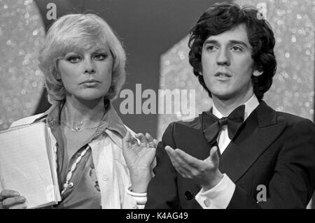 Deutsche Schauspielerin und Sängerin Elke Sommer zu Gast bei Ilja Richter in 'Disco', Deutschland 1970er Jahre. German actress and singer Elke Sommer at Ilja Richter's show 'Disco', Germany 1970s. Stock Photo