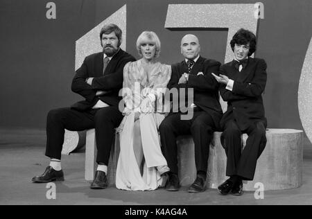 Deutsche Schauspielerin und Sängerin Elke Sommer zu Gast bei Ilja Richter in 'Disco', Deutschland 1970er Jahre. German actress and singer Elke Sommer at Ilja Richter's show 'Disco', Germany 1970s. Stock Photo