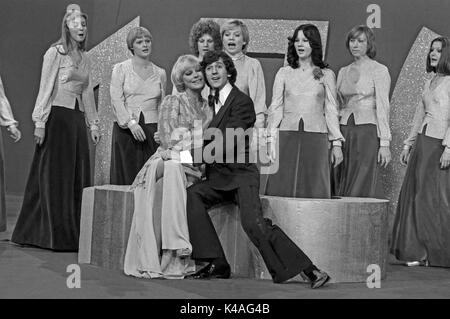 Deutsche Schauspielerin und Sängerin Elke Sommer zu Gast bei Ilja Richter in 'Disco', Deutschland 1970er Jahre. German actress and singer Elke Sommer at Ilja Richter's show 'Disco', Germany 1970s. Stock Photo