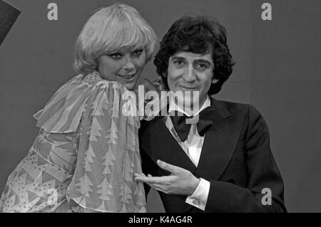 Deutsche Schauspielerin und Sängerin Elke Sommer zu Gast bei Ilja Richter in 'Disco', Deutschland 1970er Jahre. German actress and singer Elke Sommer at Ilja Richter's show 'Disco', Germany 1970s. Stock Photo