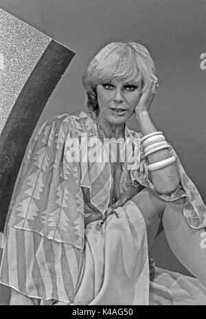 Deutsche Schauspielerin und Sängerin Elke Sommer zu Gast in der Musiksendung 'Disco', Deutschland 1970er Jahre. German actress and singer Elke Sommer at the music show 'Disco', Germany 1970s. Stock Photo