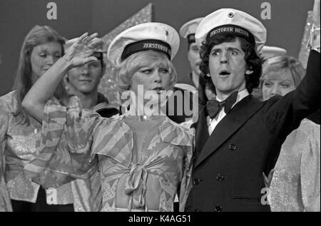 Deutsche Schauspielerin und Sängerin Elke Sommer zu Gast bei Ilja Richter in 'Disco', Deutschland 1970er Jahre. German actress and singer Elke Sommer at Ilja Richter's show 'Disco', Germany 1970s. Stock Photo