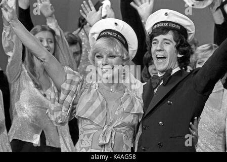 Deutsche Schauspielerin und Sängerin Elke Sommer zu Gast bei Ilja Richter in 'Disco', Deutschland 1970er Jahre. German actress and singer Elke Sommer at Ilja Richter's show 'Disco', Germany 1970s. Stock Photo