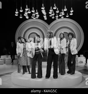 Britische Vokal- und Popgruppe 'Guys 'n' Dolls' bei einem Fernsehauftritt, Deutschland 1970er Jahre. British vocal and pop group 'Guys 'n' Dolls' performing at German TV, Germany 1970s. Stock Photo