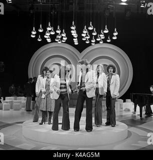 Britische Vokal- und Popgruppe 'Guys 'n' Dolls' bei einem Fernsehauftritt, Deutschland 1970er Jahre. British vocal and pop group 'Guys 'n' Dolls' performing at German TV, Germany 1970s. Stock Photo