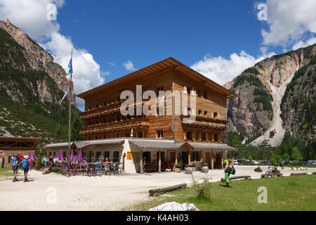 Northern Italy, the Dolomites, summer. The busy mountain refuge or guesthouse Rifugio Pederü in Val dai Tamersc, on the long distance route Alta Via 1 Stock Photo